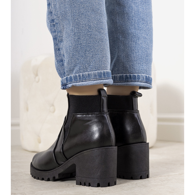 Crne izolirane čizme na stupu Ruel crna 1