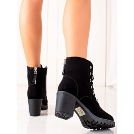 TRENDI Laced Workers On A Post crno 1