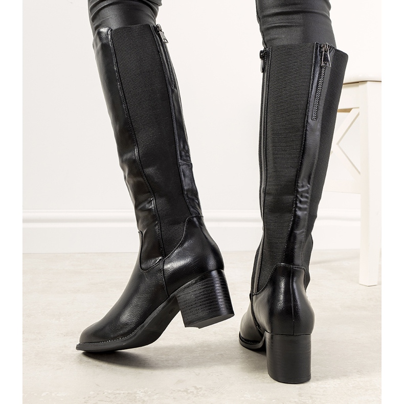 Crne čizme na izoliranom Jurado stupu crna 1