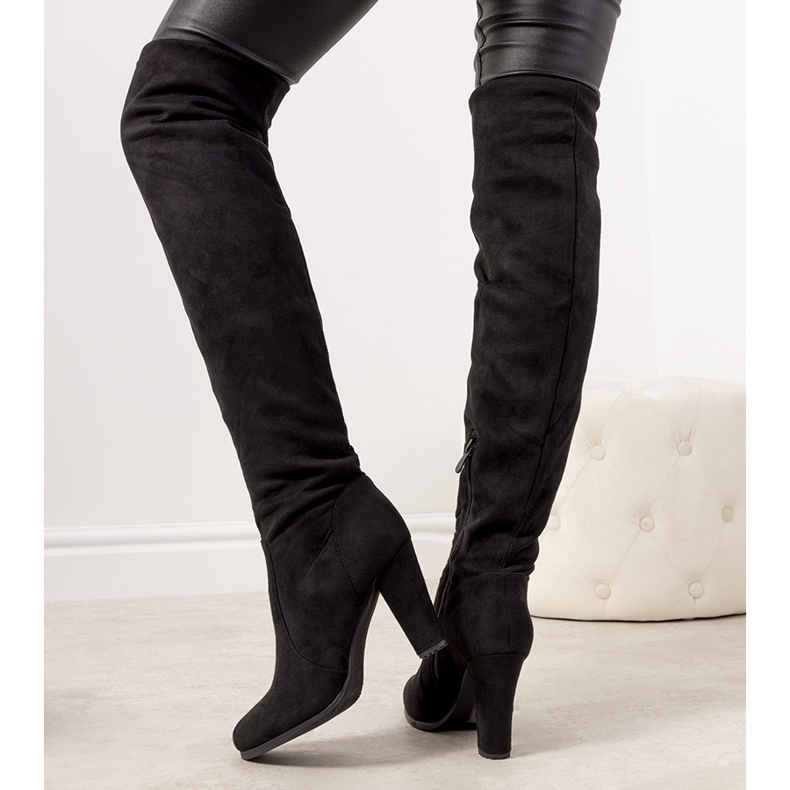 Crne čizme na stupu izoliranog Licurga crna 1