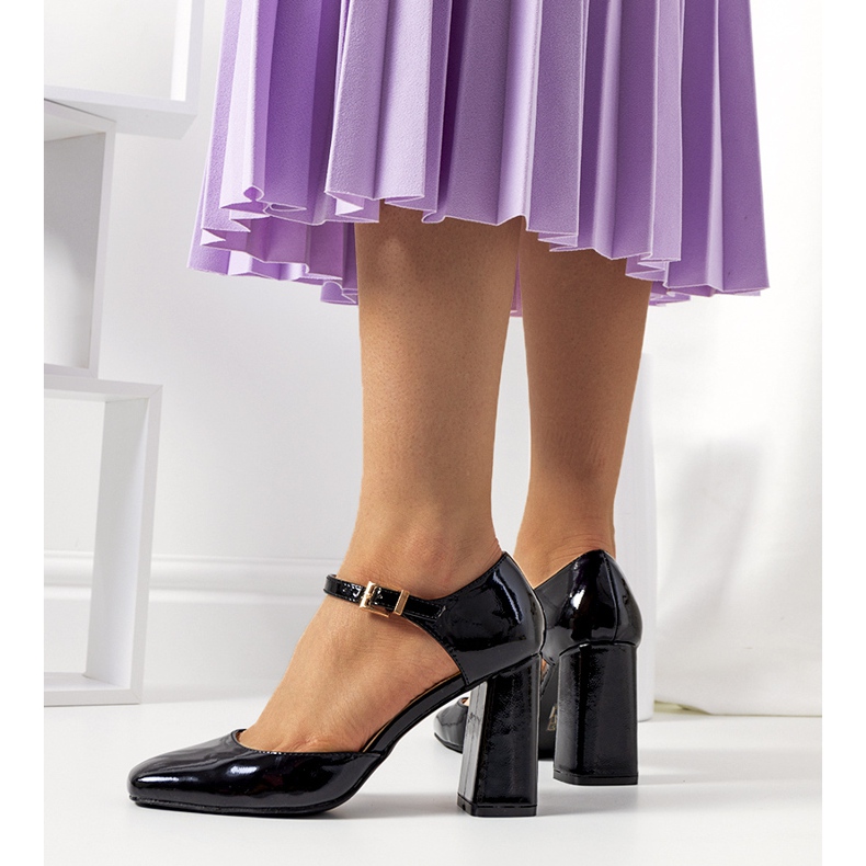 Crne pumpice na Clementovom stupu crno 1