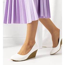 Bijele pumpice na klin Unies bijela ekru 1