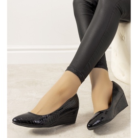 Mornarskoplave pumpice s uzorkom krokodilske kože na klin Wildlife mornarsko plava 1