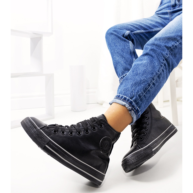 Crne, izolirane Lade tenisice do gležnja crna 1