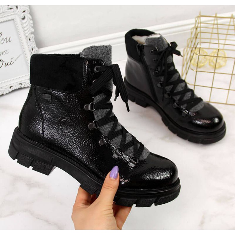 Crne izolirane lakirane čizme W Rieker Z9132 crna plava 1