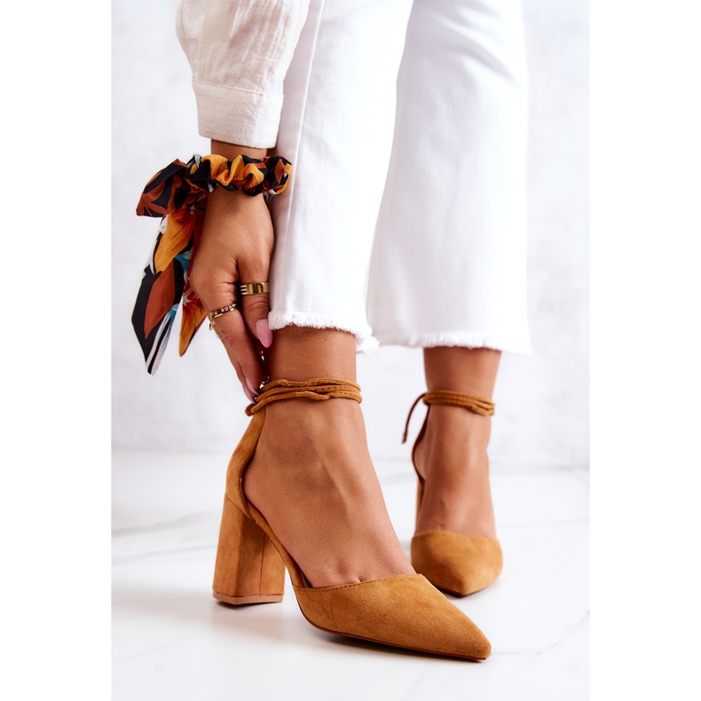 FB2 Pumpe na šipku zavezane devine letice smeđa žuta boja 1