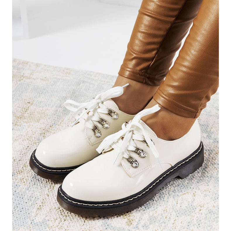 Bijele lakirane cipele od Kristine bijela 1