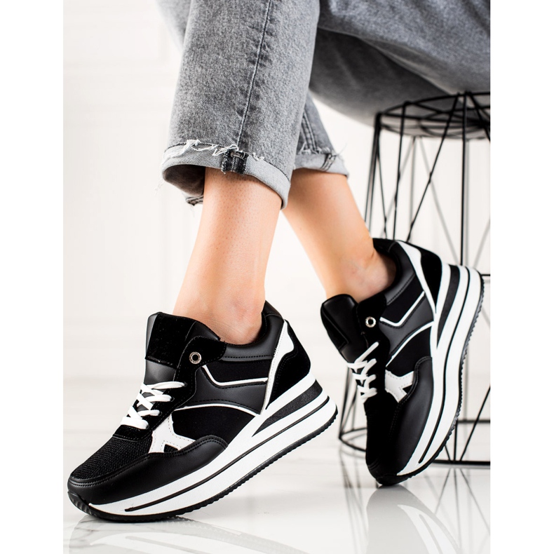 TRENDI Crni se šulja na platformu crna 2