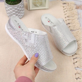 Kožne papuče na klin S. Barski W OLI163A srebrna srebro 1