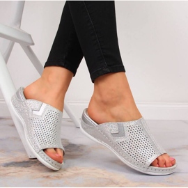 Kožne papuče na klin S. Barski W OLI163A srebrna srebro 2