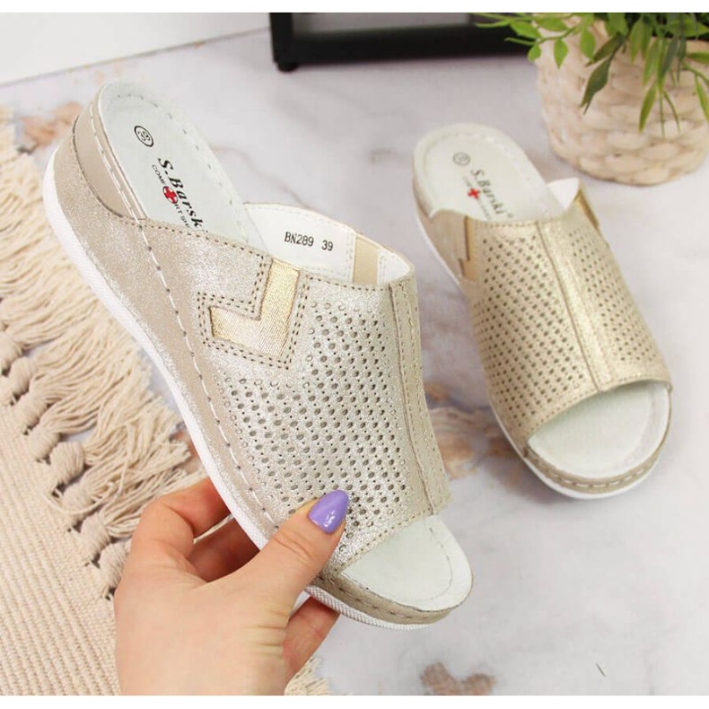 Kožne papuče na klin S. Barski W OLI163B zlatne zlatni 1