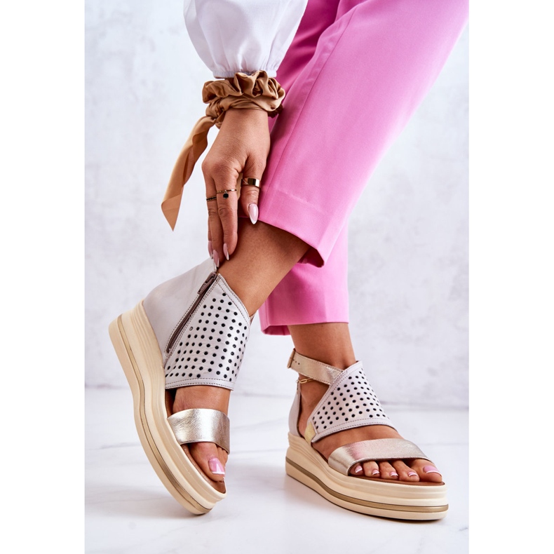 Kožne sandale na klin Maciejka 05356-25 Bež i zlatne boje zlatna 2