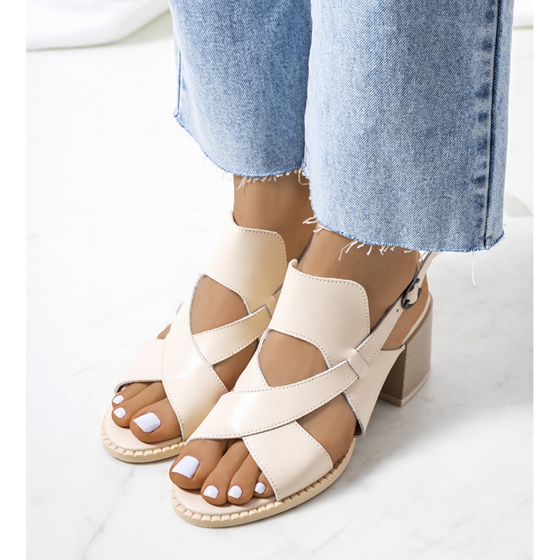 Bež kožne sandale na Destini post 1