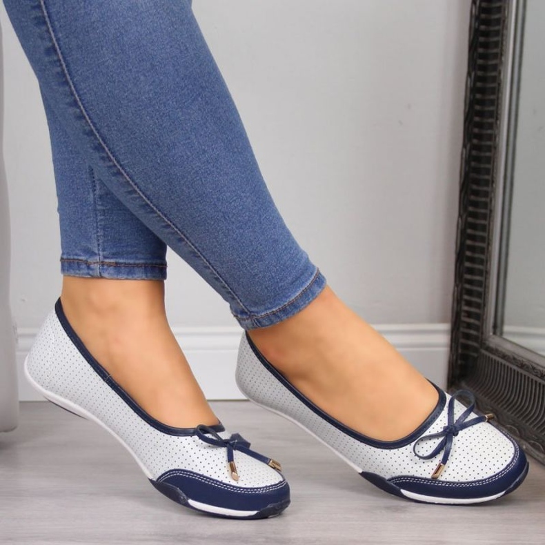 Ženske bijele kožne ažurne balerinke eVento 2