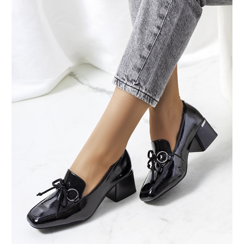 Crne lakirane cipele s visokom potpeticom iz Monisha crna 1