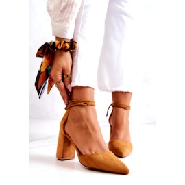 FB2 Pumpe na šipku zavezane devine letice smeđa žuta boja 1