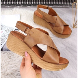 Ženske kožne sandale na smeđi klin Dolce Pietro smeđa 2