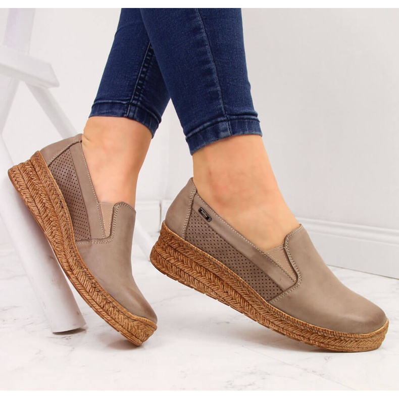 Kožne ženske cipele s bež klin Helios 350 1