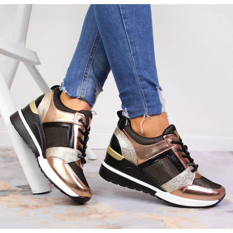 Ženske crne i zlatne cipele na klin Vinceza crna zlatni 1