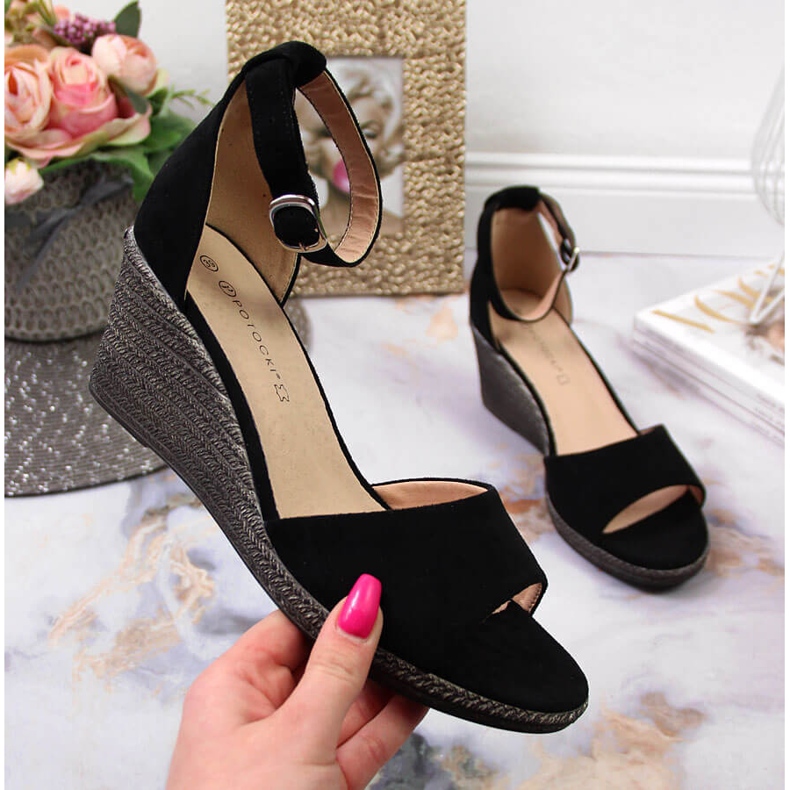 Ženske crne sandale na klin Potocki crna 1