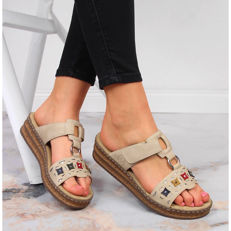 Ženske bež papuče na klin Rieker 62924-60 1