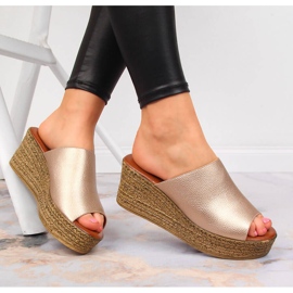 Ženske zlatne papuče na klin Vinceza zlatna 1