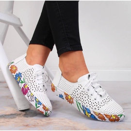 Bijele ženske cipele Artiker ažurne kože 1