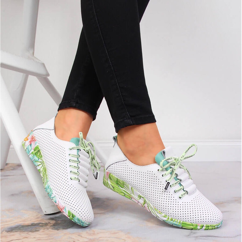 Ženske bijele kožne ažurne cipele na klin Artiker 2