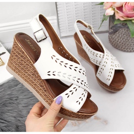 Ženske bijele sandale na klin Jezzi bijela 1