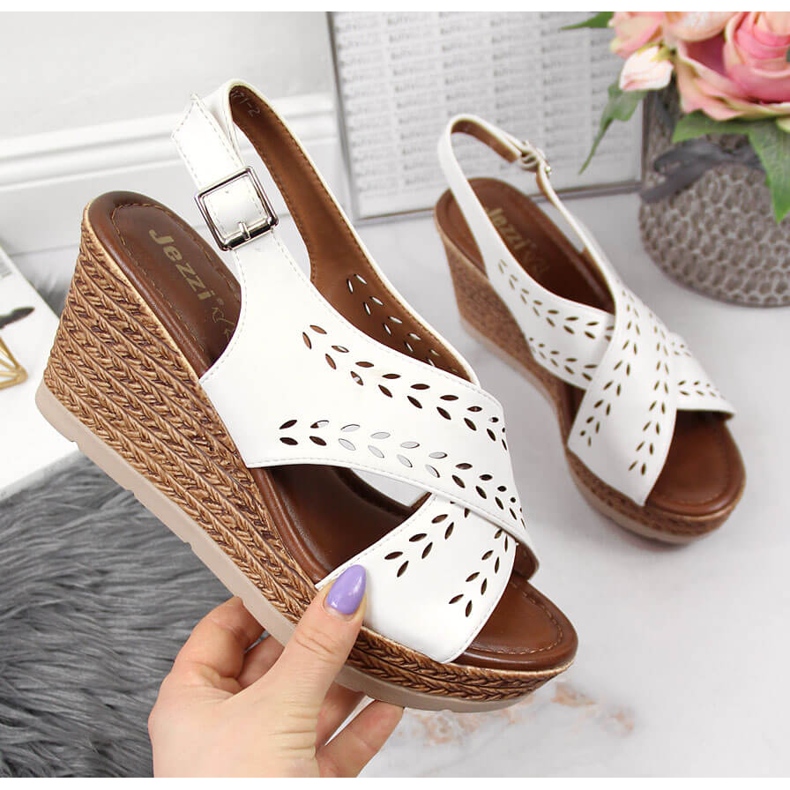 Ženske bijele sandale na klin Jezzi bijela 1