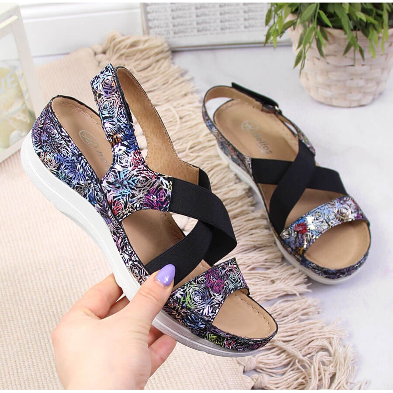 Ženske kožne sandale na udobnim gumenim Helios 100 crna višebojan 1