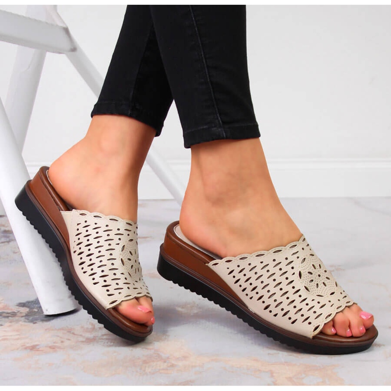 Ženske bež ažurne papuče Jezzi na klin 1