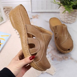 Kožne bež papuče na klin Łukbut 650 1