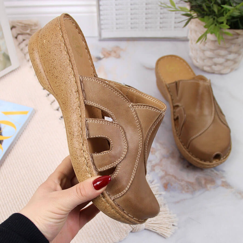 Kožne bež papuče na klin Łukbut 650 1