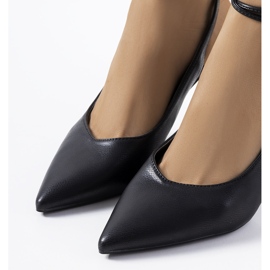 Crne štikle na vezanje iz Latvale crna 1