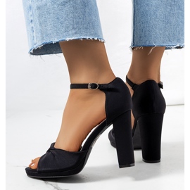 Crne sandale na stupu Larana crna 1