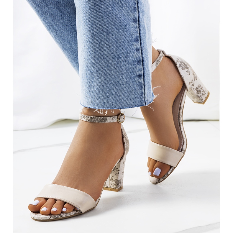 Bež sandale na Ragland stupu 1