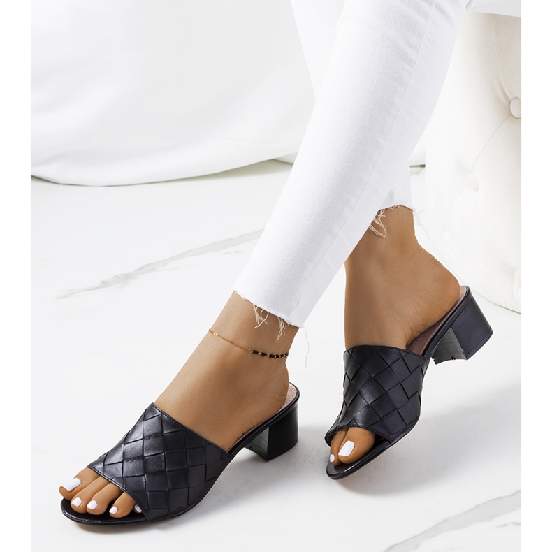 Crne tkane papuče na stupu Verdun crna 1