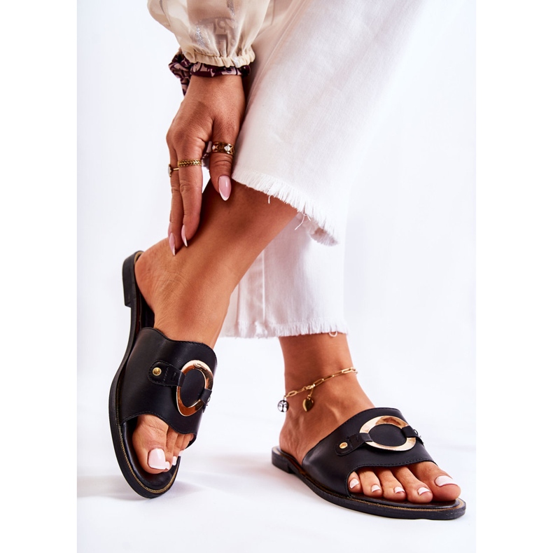 Vinceza Kožne ženske papuče s crnim Marinell ukrasom crno 2