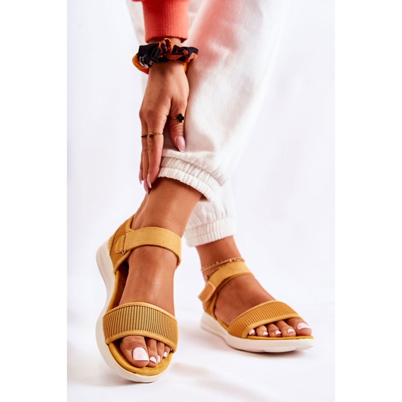 PE1 Ženske udobne sandale s žutim čičak trakom žuta boja 2