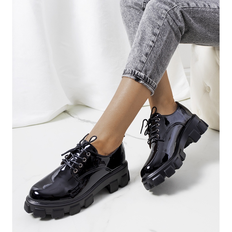 Crno lakirane cipele na traktorskom potplatu Wind crna 1