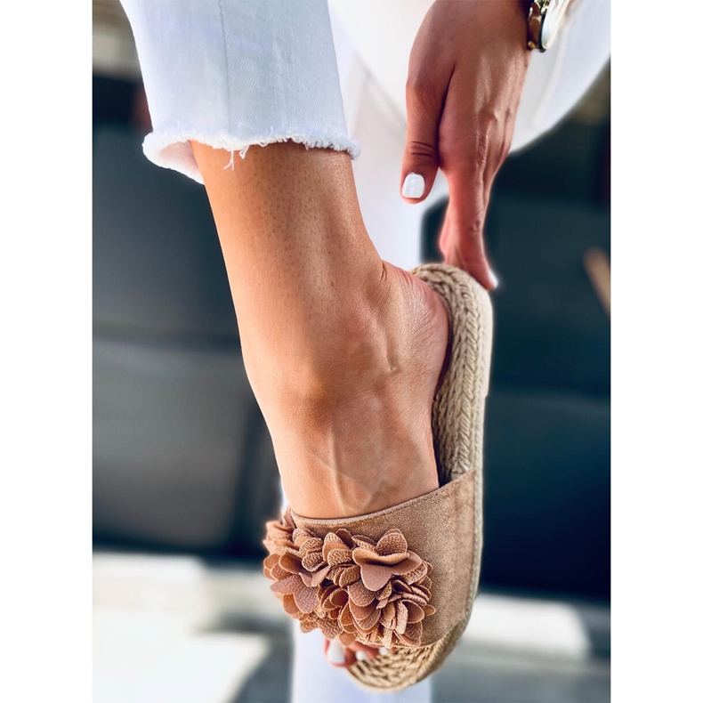 Papuče s cvjetnim fiesta Primrose Camel bež 1