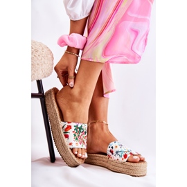 FS3 Japanke na platformi s bijelim cvjetovima malije bijela 2