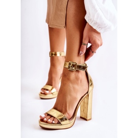 Modne sandale na visokom stupu zlatnog savršenstva zlatna 1