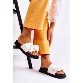 PJ1 Klasične ženske kožne papuče s bijelom mašnom bijela 1