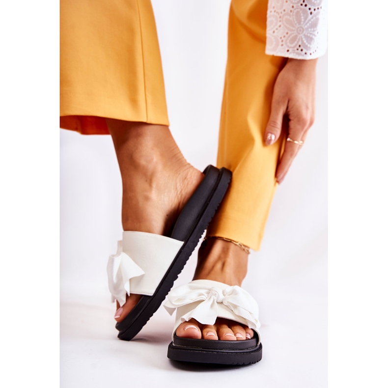 PJ1 Klasične ženske kožne papuče s bijelom mašnom bijela 2