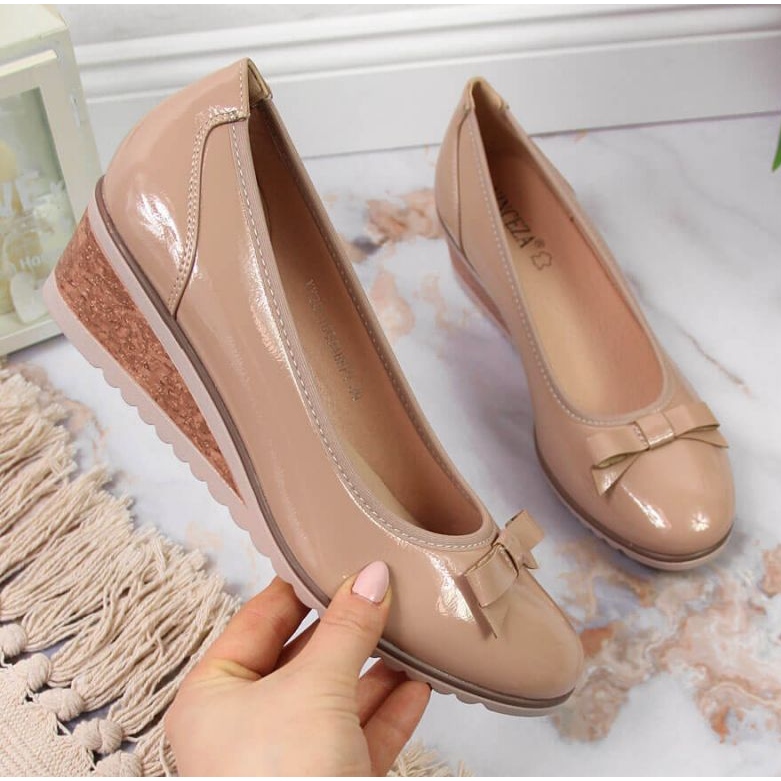 Wedge pumpe bež lakirane W Vinceza 1