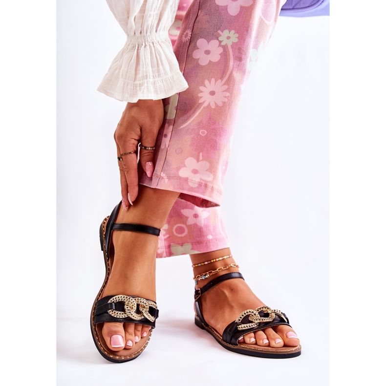 S.Barski Ženske sandale na ravnu petu s lančićem crne Minevra crno 2