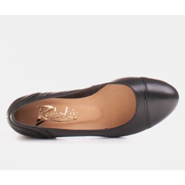 Radoskór Klasične crne ženske pumpe za šire stopalo crno 1