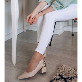 Marco Shoes Pumpe od bež kože s cvjetnim uzorkom 1